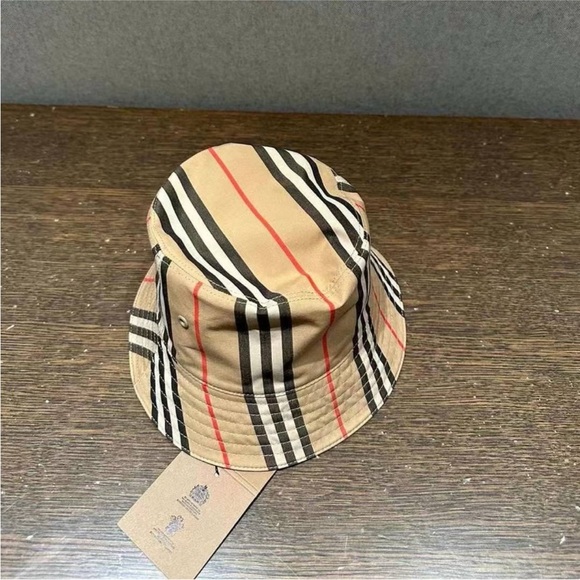 New authentic Burberry bucket hat in vintage check - Picture 1 of 4